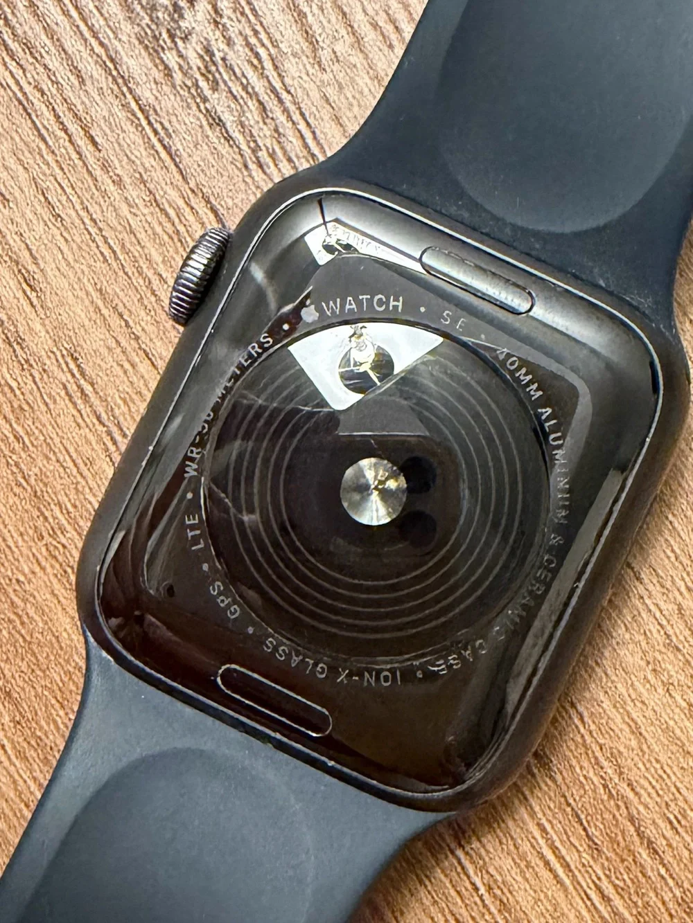 Apple Watch SE (1st Generation) 40mm GPS in Space Gray Aluminum with Black Band